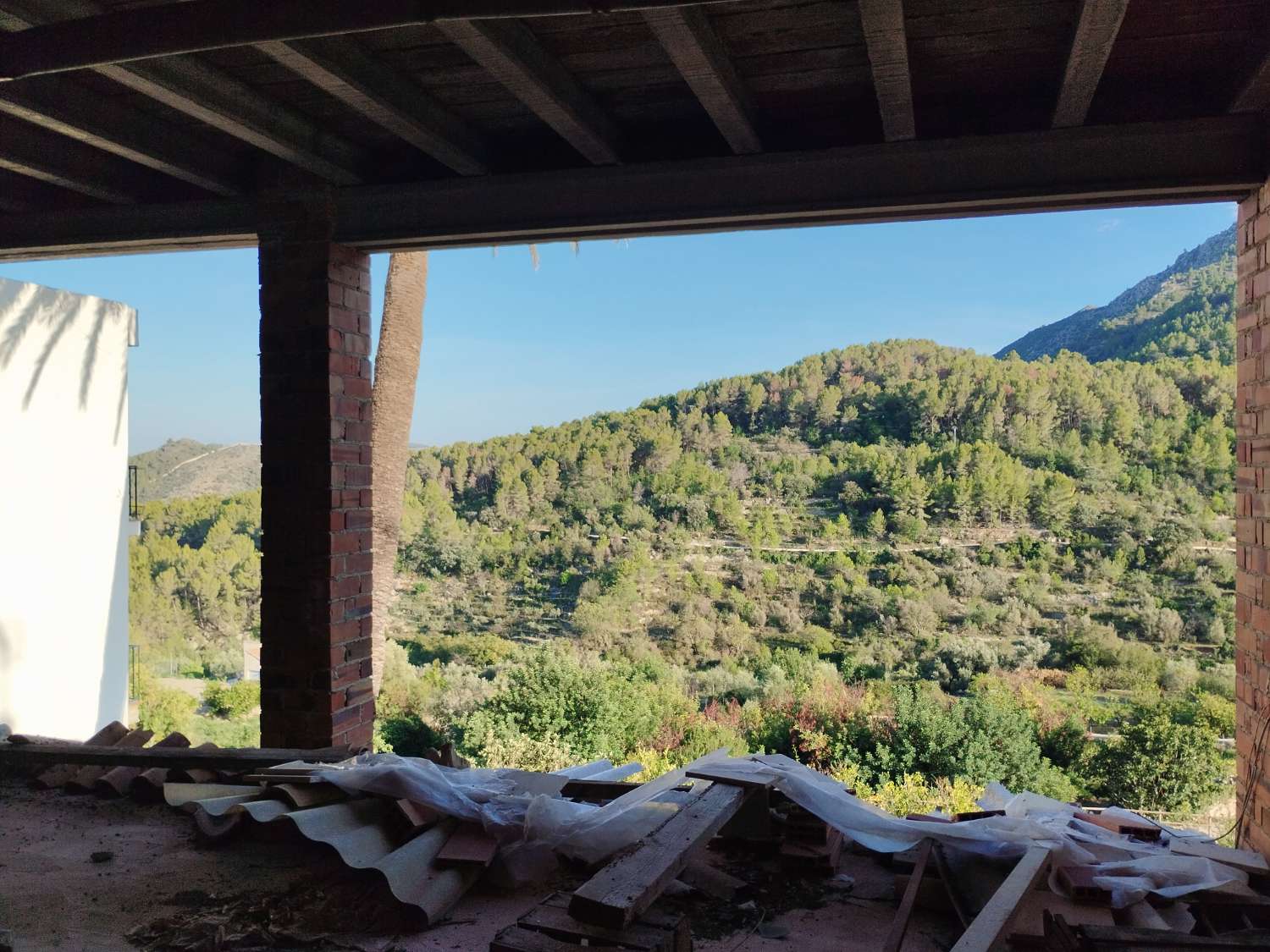 Deux maisons avec 3 000 MTRS de terrain urbain