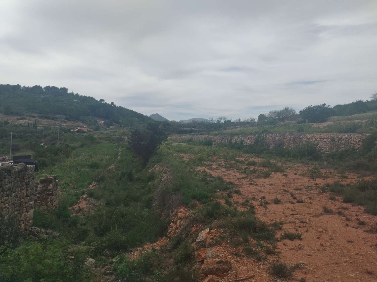 Terrain rustique à 8 000 mètres avec ruine