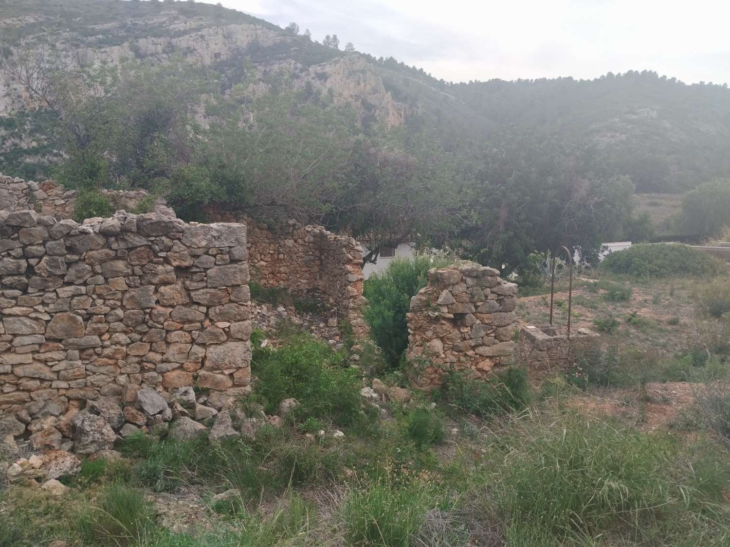 Terrain rustique à 8 000 mètres avec ruine